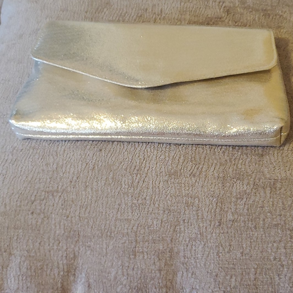 DYEABLES   brand new  no tag gold shiny  purse 👛